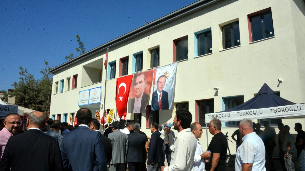 Depremin merkez üssünde yapılan ilk okul törenle açıldı