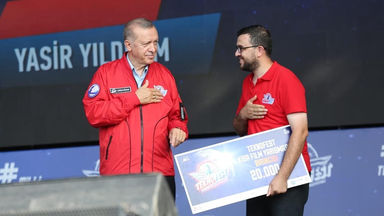Canik Kısa Film Yarışması'nda birinci olan Yasir Yıldırım’a ödülünü Başkan Erdoğan verdi