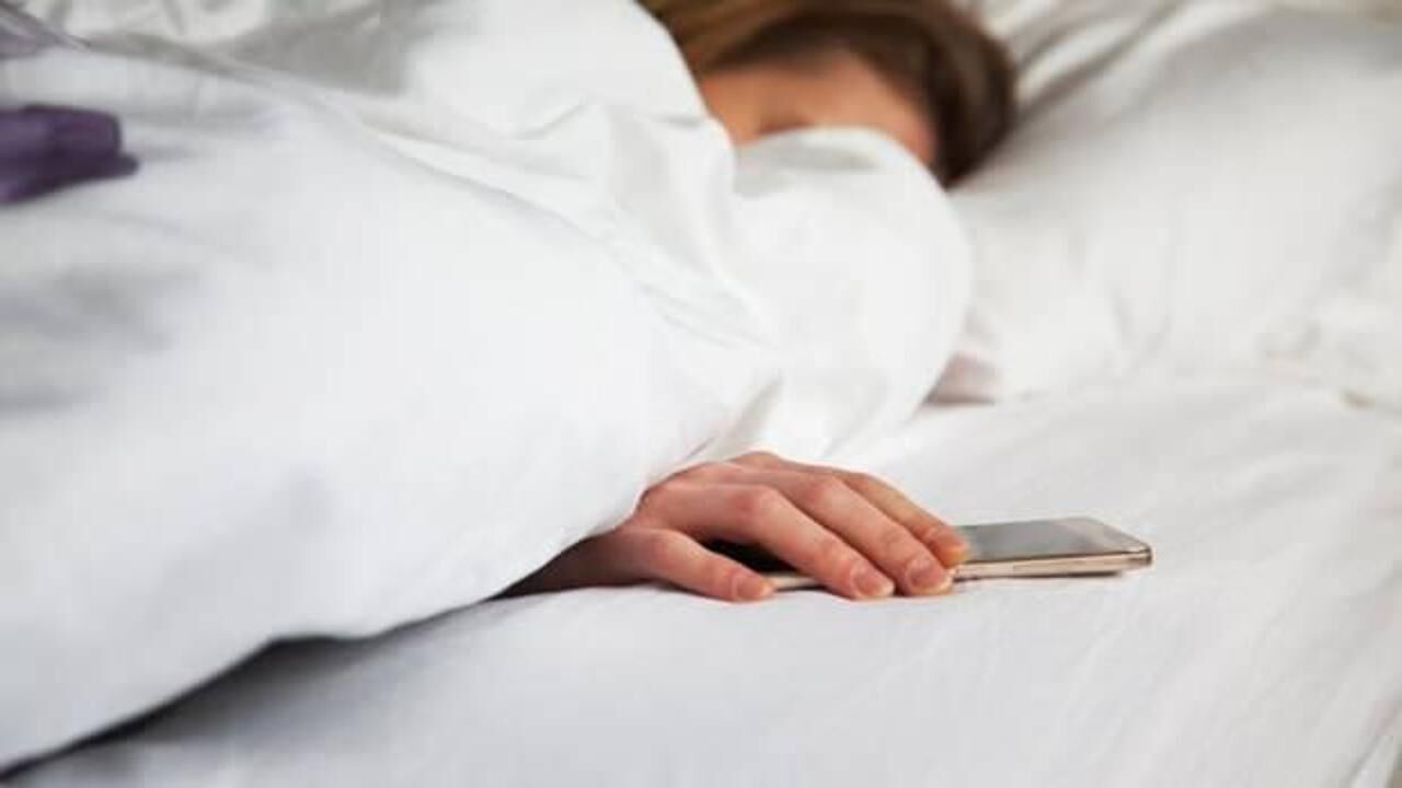 Başucunda telefonla sakın uyumayın! Telefon yanında uyumanın zararları…