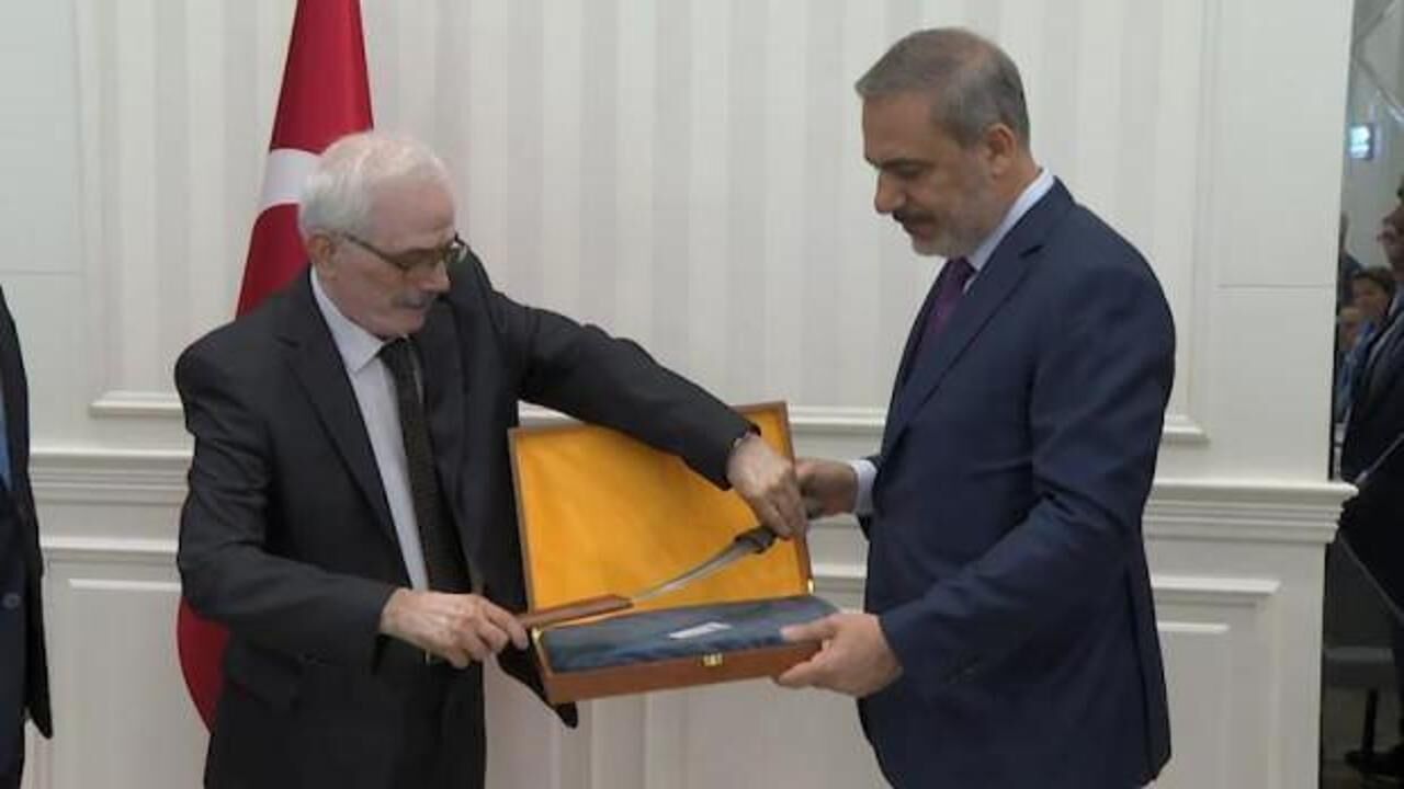 Irak’ta Bakan Fidan’a 120 yıllık Osmanlı kaması hediye edildi