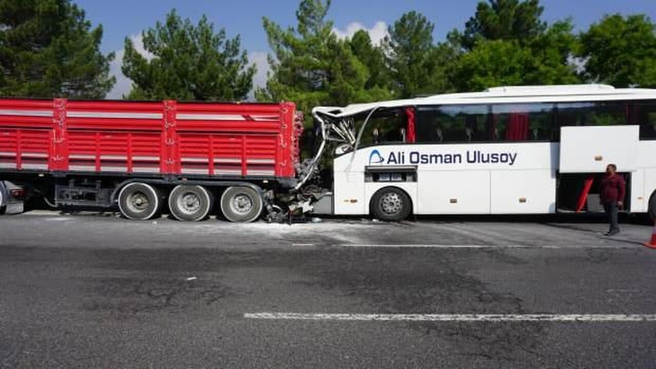 Adana'da feci kaza: 2 ölü 12 yaralı