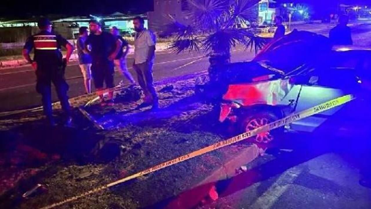 Aydın'da korkunç kaza! Elektrik direğine saplandı