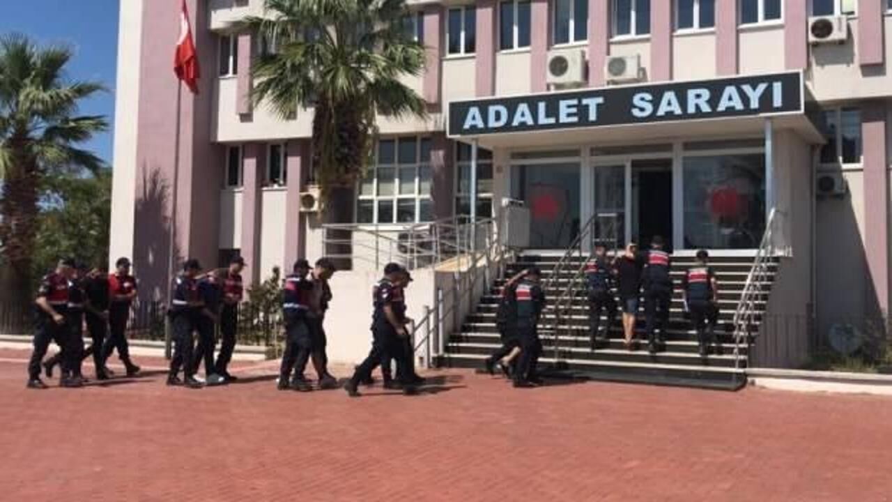 Balıkesir'de 22 düzensiz göçmen ile 6 göçmen kaçakçısı yakalandı