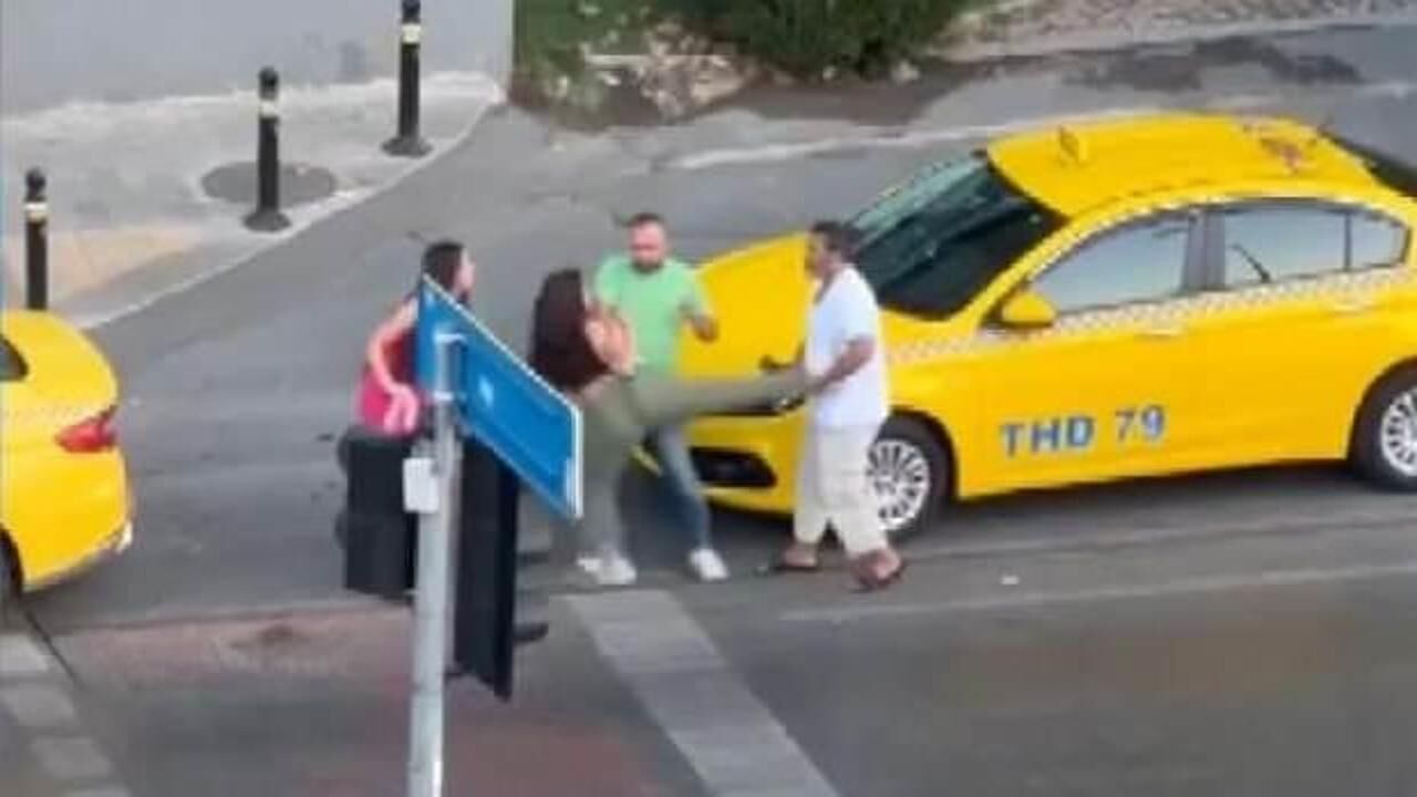 Beyoğlu'nda taksici ile kadınların kavgası kamerada