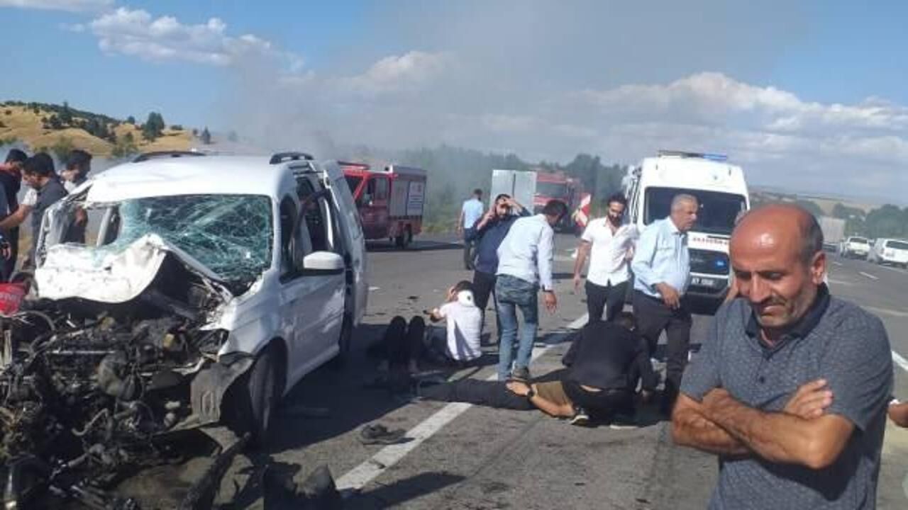 Bingöl'de kaza: Vinç ile hafif ticari aracın çarpıştı, 8 kişi yaralandı