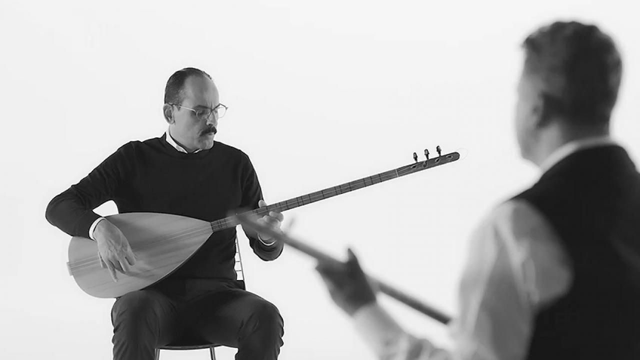 Cumhurbaşkanlığı Sözcüsü İbrahim Kalın 'Metruk' için sazı eline aldı