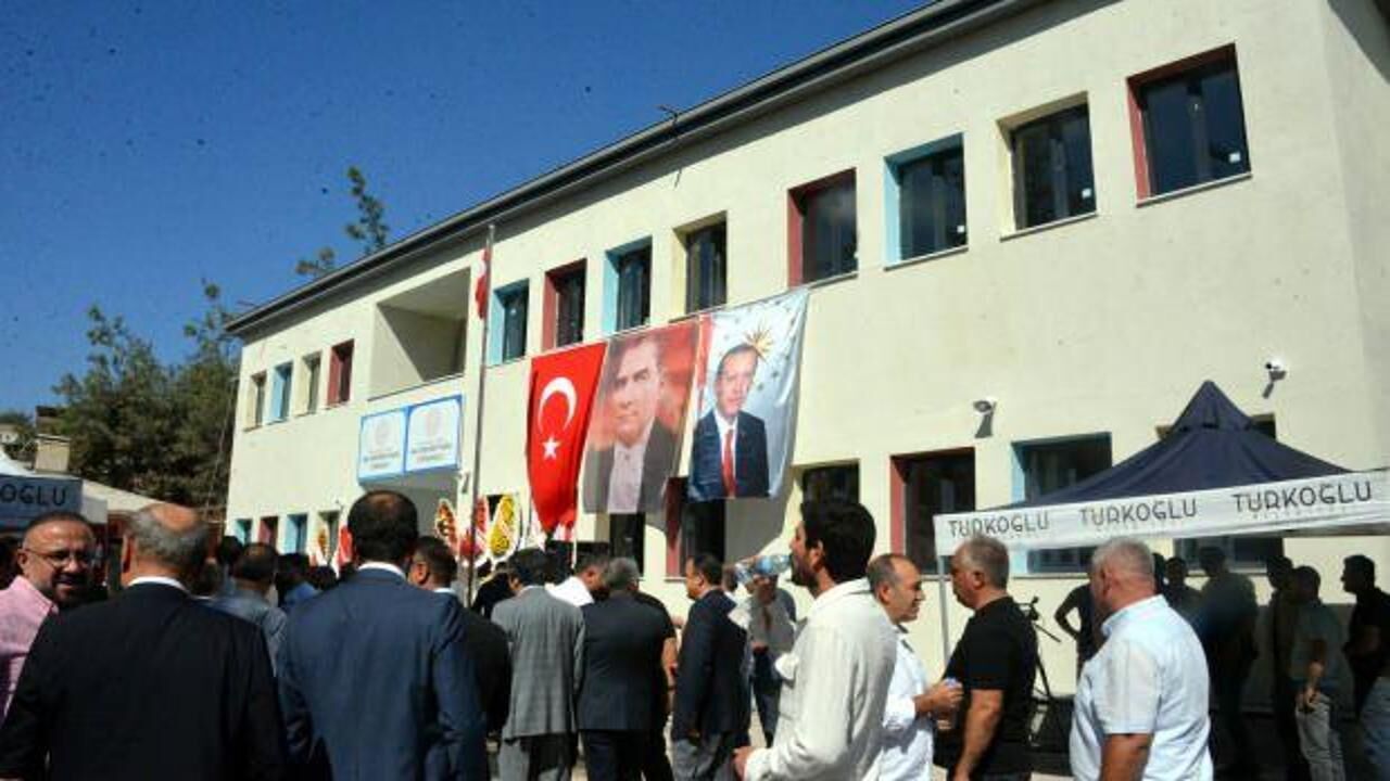 Depremin merkez üssünde yapılan ilk okul törenle açıldı