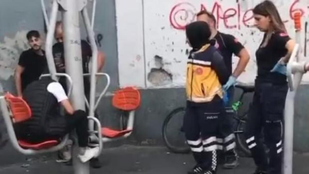 Görenler şaşkına döndü! Parkta başı spor aletine sıkıştı...