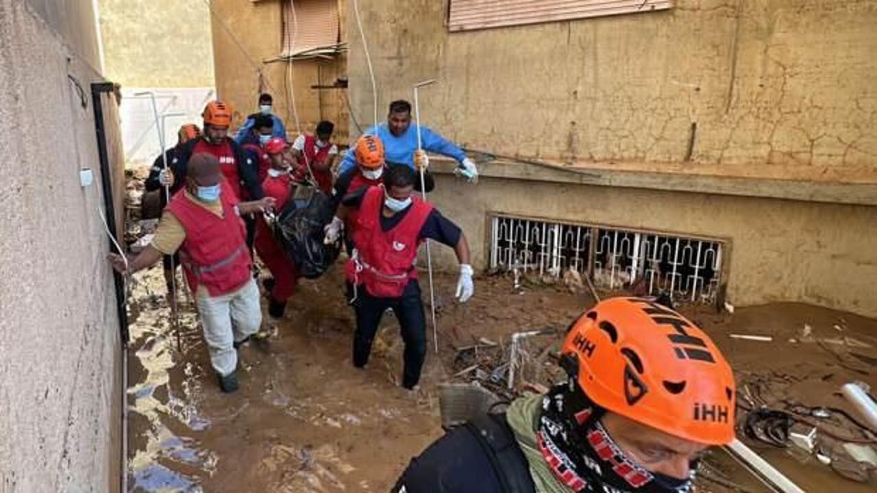 İHH, Libya'ya 15 arama kurtarma görevlisiyle 5 konteyner yardım malzemesi gönderdi