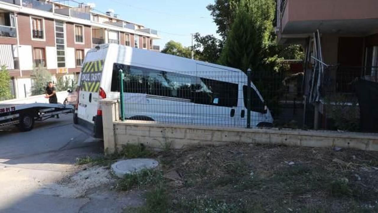 Okul servisiyle otomobil çarpıştı: 9'u öğrenci 14 yaralı