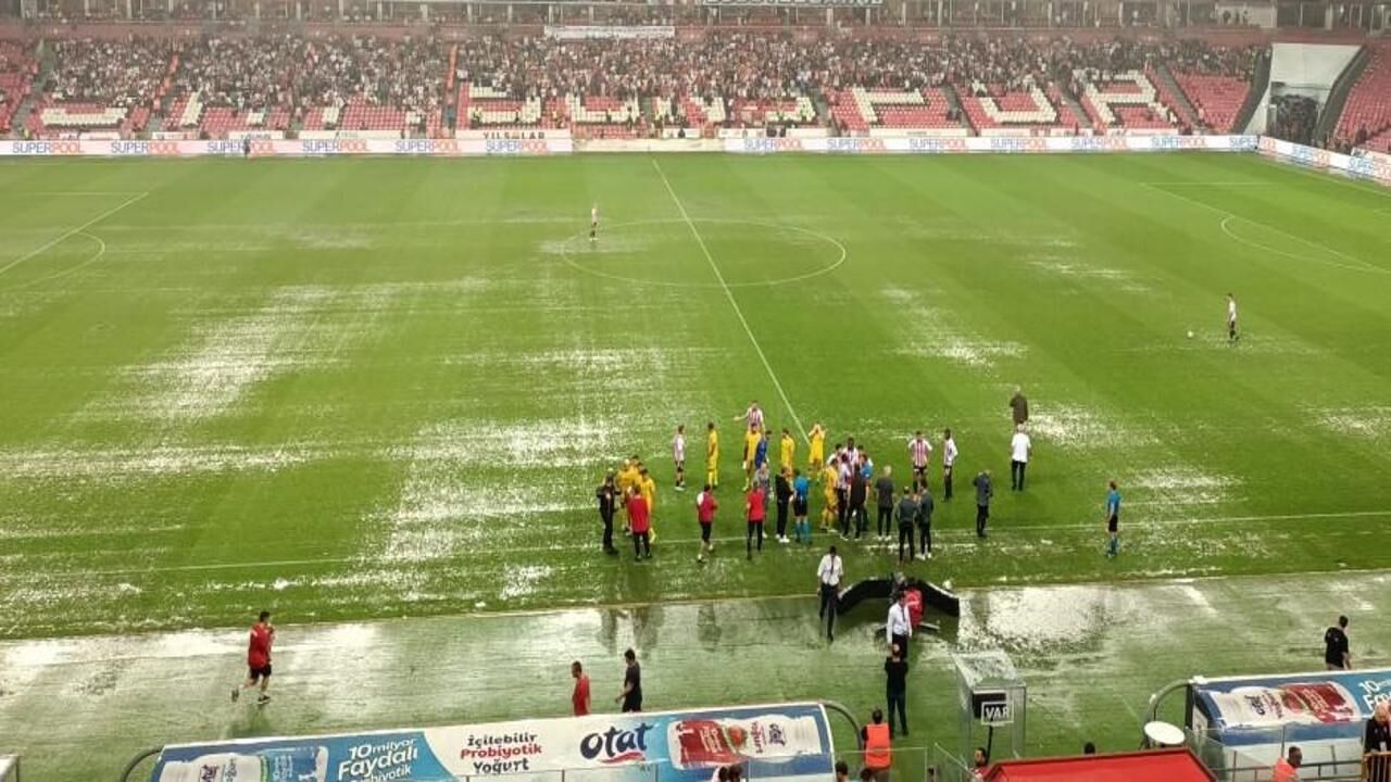 Samsunspor - İstanbulspor maçına yağış engeli! Karşılaşma tatil edildi