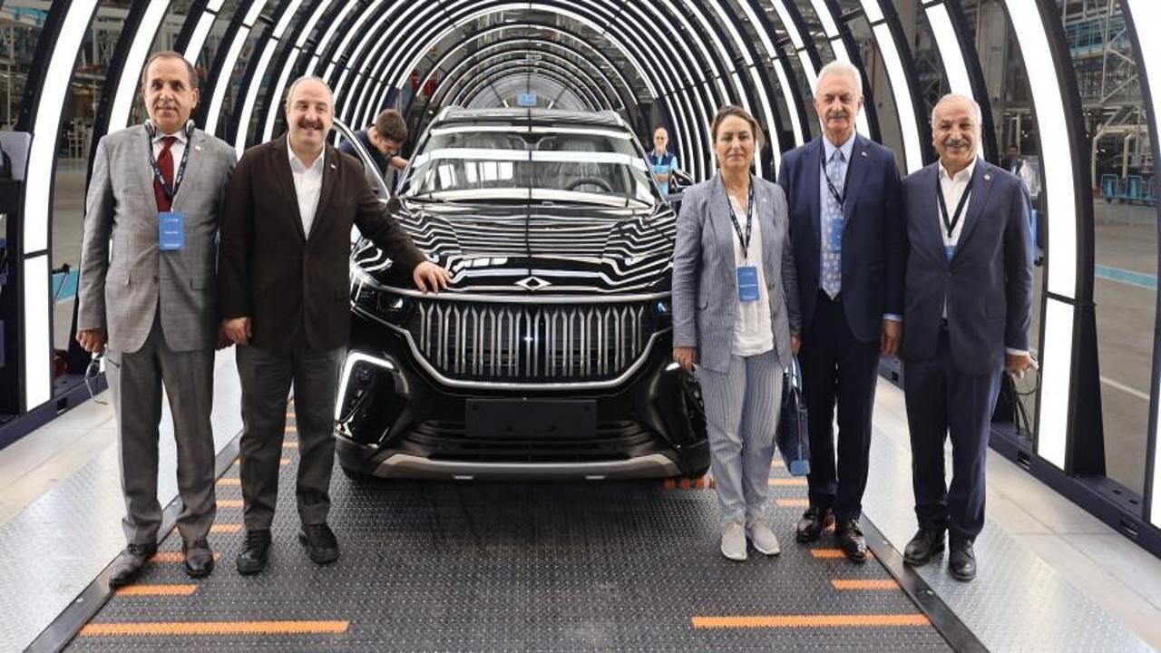 Togg Fabrikası'nda bir ilk! CHP'li vekillerden Togg'a övgü