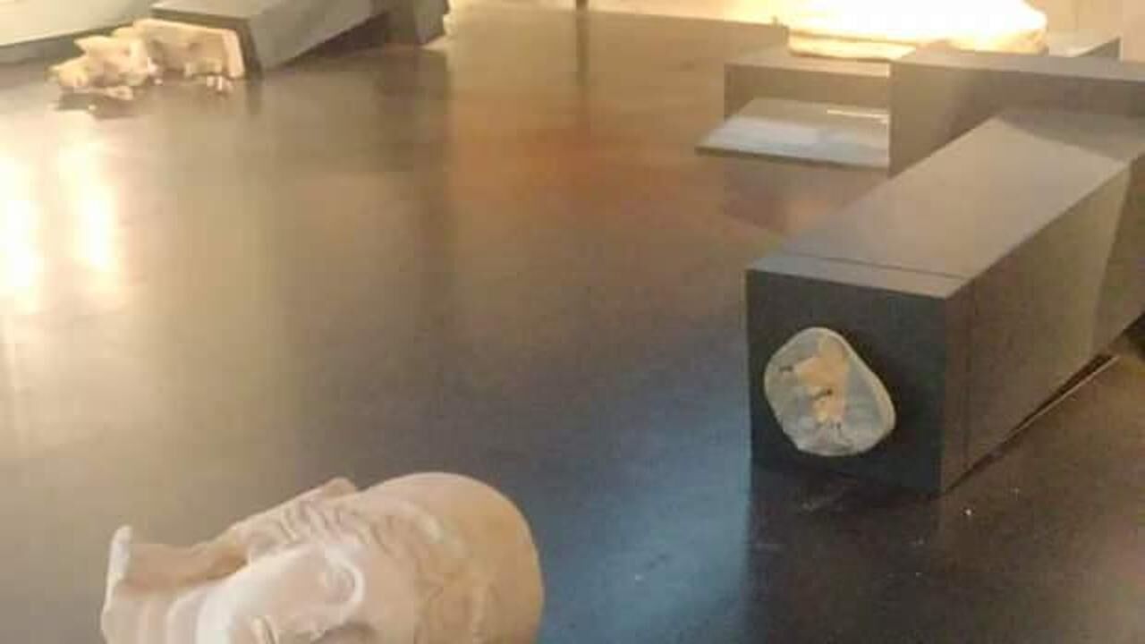 ABD'li bir turist müzedeki binlerce yıllık heykelleri kırdı