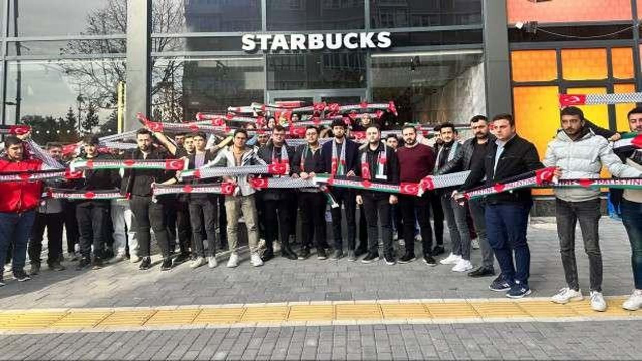 AK Partili gençlerden İsrail destekçisi Starbucks'ta "yer kapatma" eylemi: Say Stop