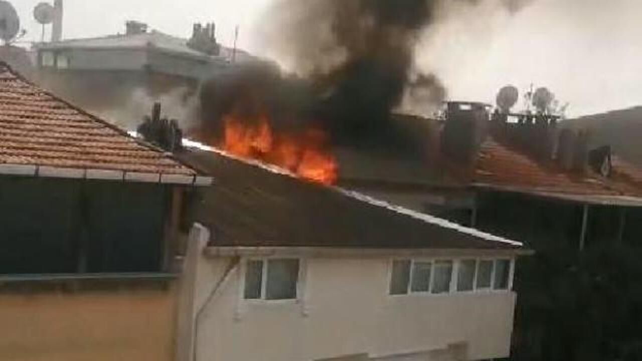 Avcılar'da 3 katlı binanın çatısında yangın çıktı