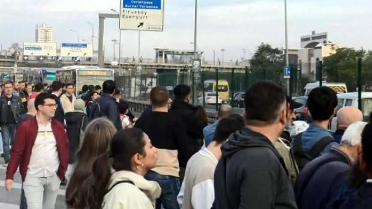 Avcılar'da metrobüse binmek isteyenlere 'beyaz yol' sürprizi
