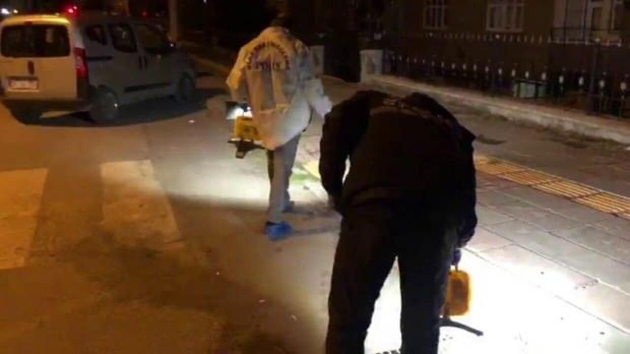 Boşandığı eşi ve ilişkisi olduğunu düşündüğü şahsı bıçakla yaraladı