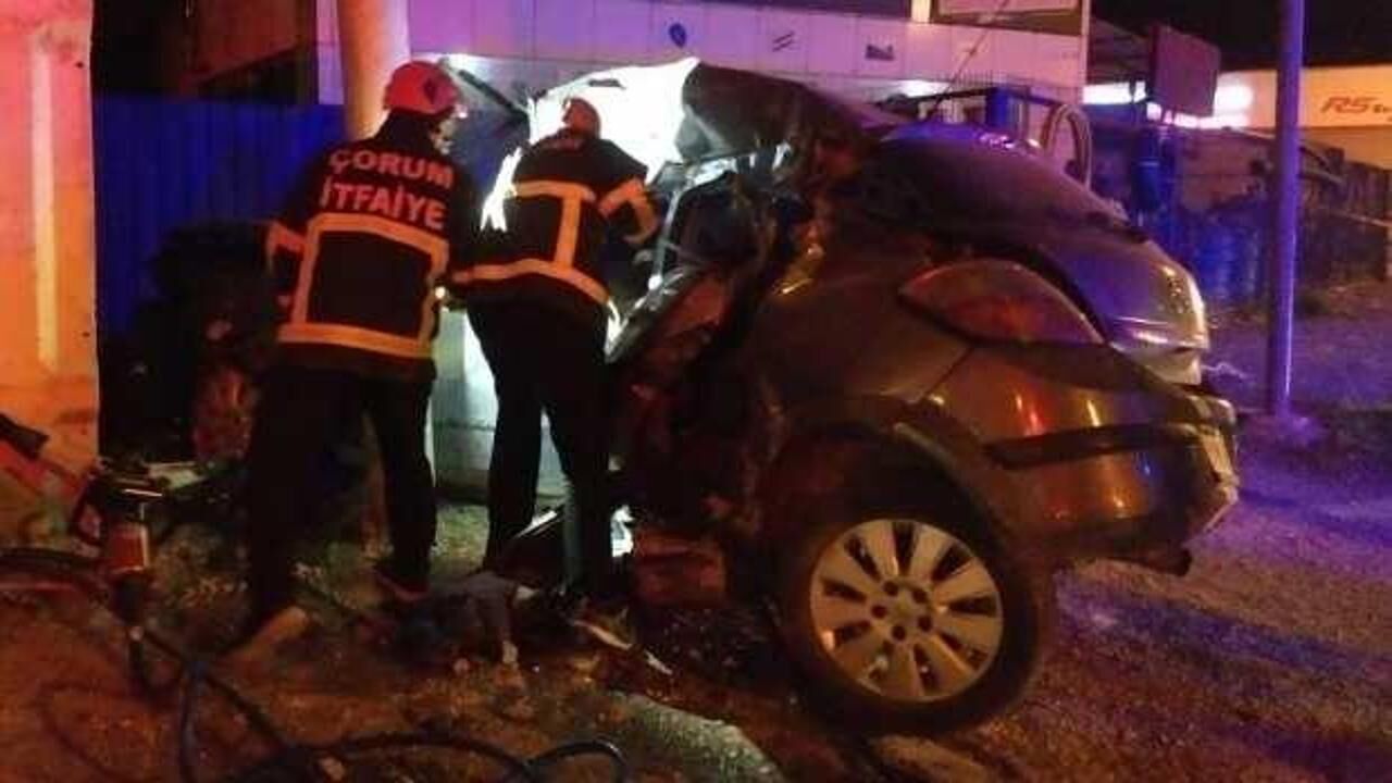 Çorum'da feci kaza: Reklam panosu direğine çarpan araçtaki 3 kişi ölü