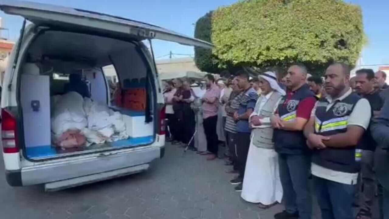 Gazze'de cenazelere yer kalmadı: Cenaze namazları ambulanslara konarak kıldırılıyor