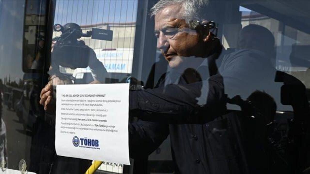 Halk otobüsleri, ayın 1'i ile 4'ü arası ücretsiz yolcu taşıma kararını afişlerle duyurdu