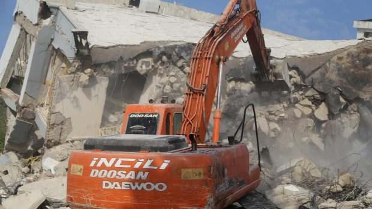 Hatay'da ağır hasarlı binaların kontrollü yıkımı sürüyor