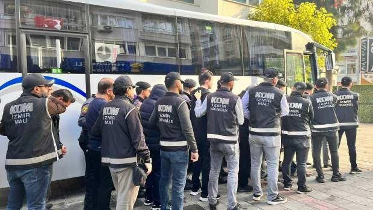 İzmir'de FETÖ'ye 'Kıskaç' operasyonu: 28 tutuklama