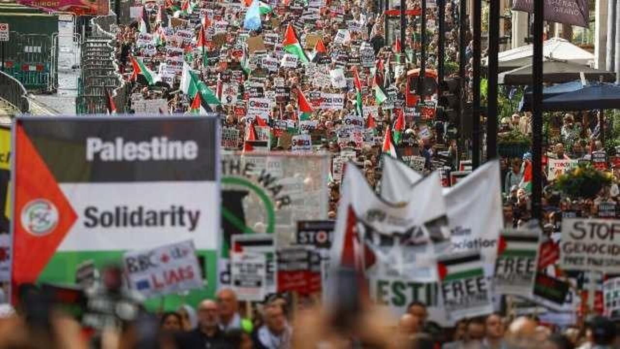 Londra'da on binler Filistin için yürüdü