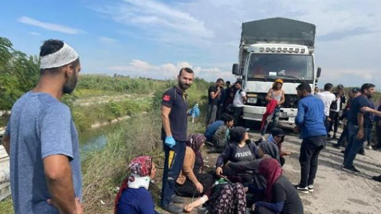 Minibüs kanala devrildi: 3'ü ağır 10 yaralı