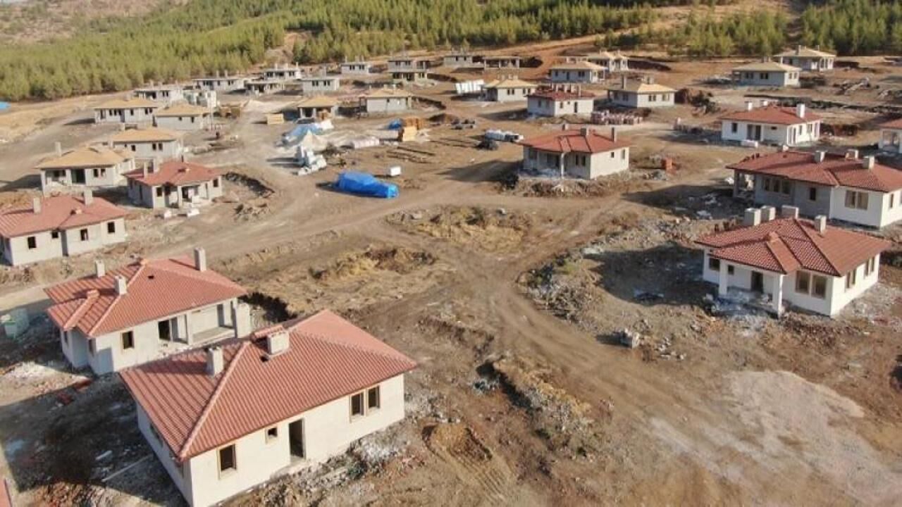 Depremden etkilenen Türkoğlu'nda köy tipi afet konutları teslimata hazır