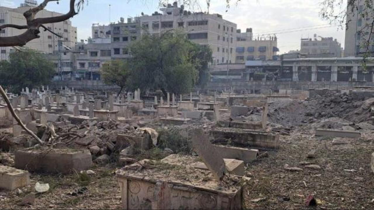 Ölüm de İsrail zulmünden kurtaramadı! Gazze'deki mezarlıklar bile bombalandı