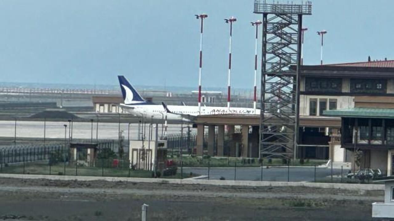 Rize'de kuş sürüsüne çarpan uçak arıza yapınca aprona çekildi