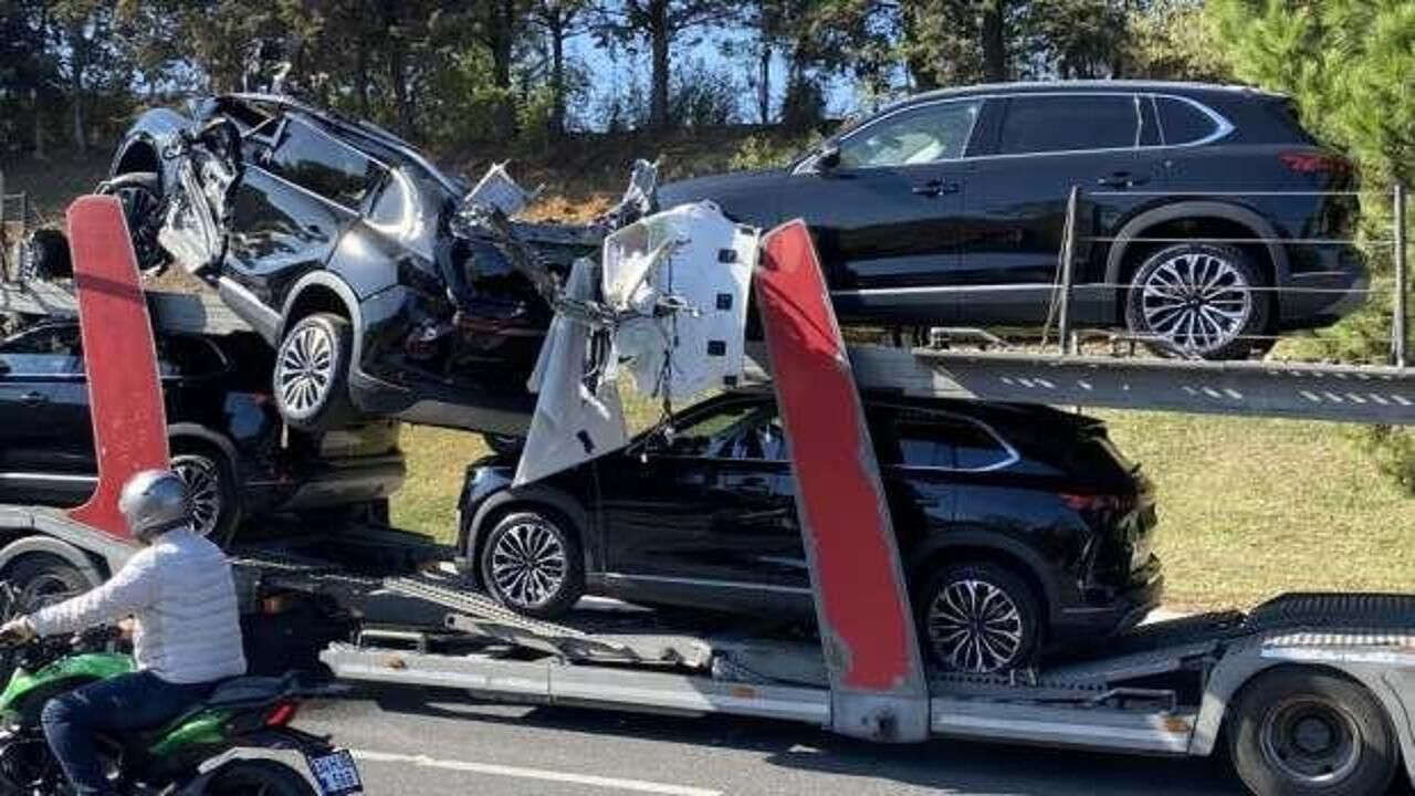 Sıfır TOGG taşıyan tır, üst geçide çarptı!