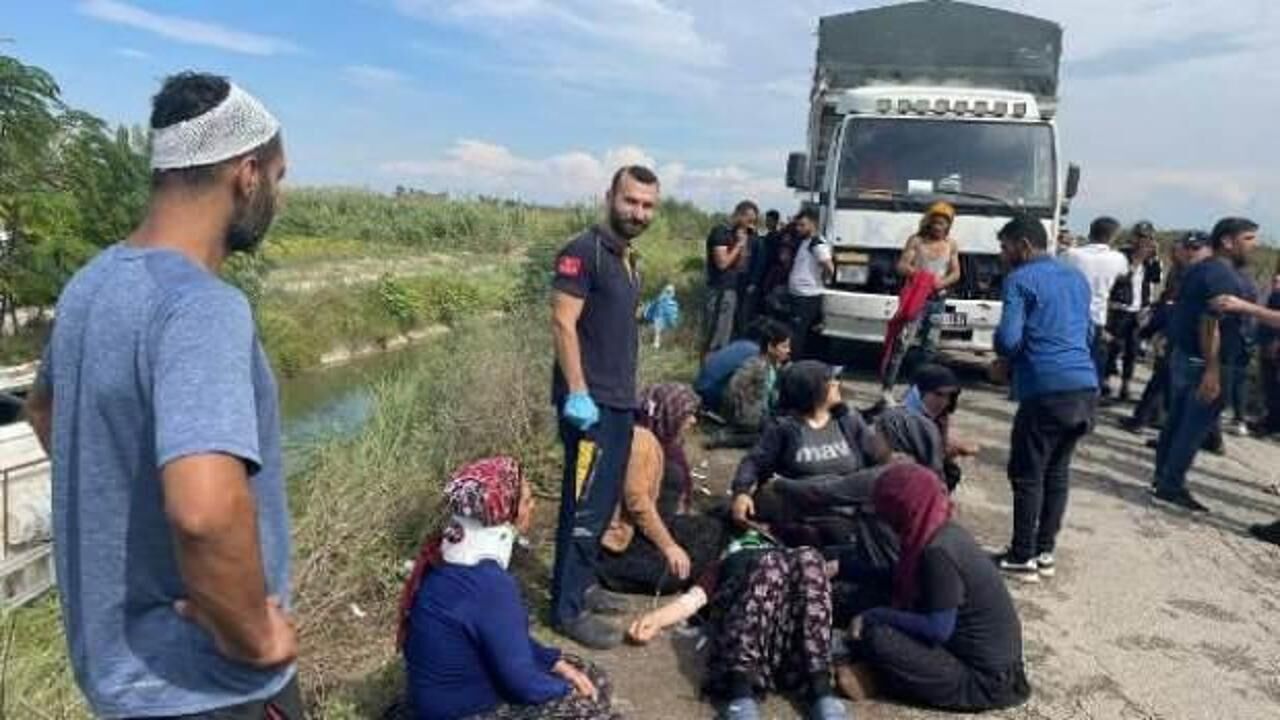 Tarım işçilerinin taşındığı minibüs kanala devrildi: 3'ü ağır 10 yaralı