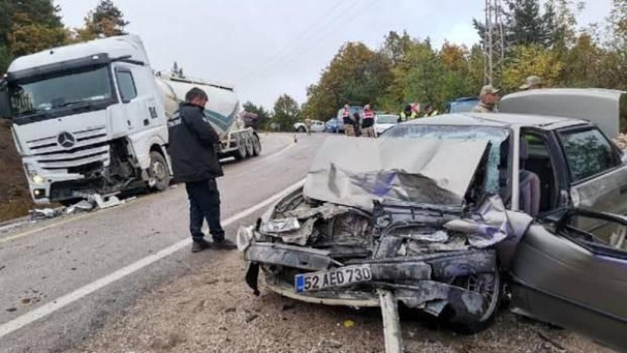 TIR ve otomobil kafa kafaya çarpıştı! Ordu'da kahreden kaza