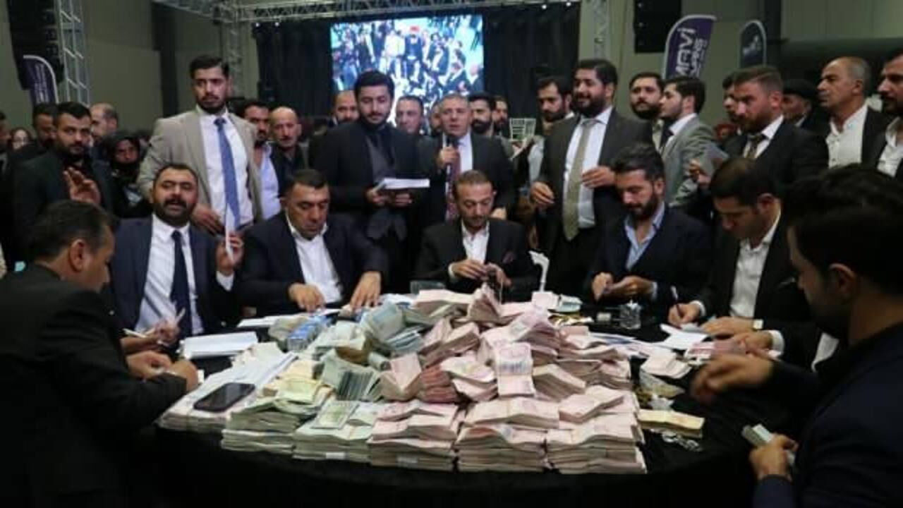 Yaklaşık 6 saat sürdü: Düğünde damada 10 milyon TL, geline ise kilolarca altın takıldı!