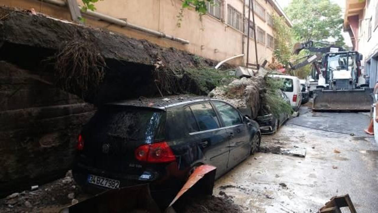 Zeytinburnu'nda istinat duvarı araçların üzerinde çöktü
