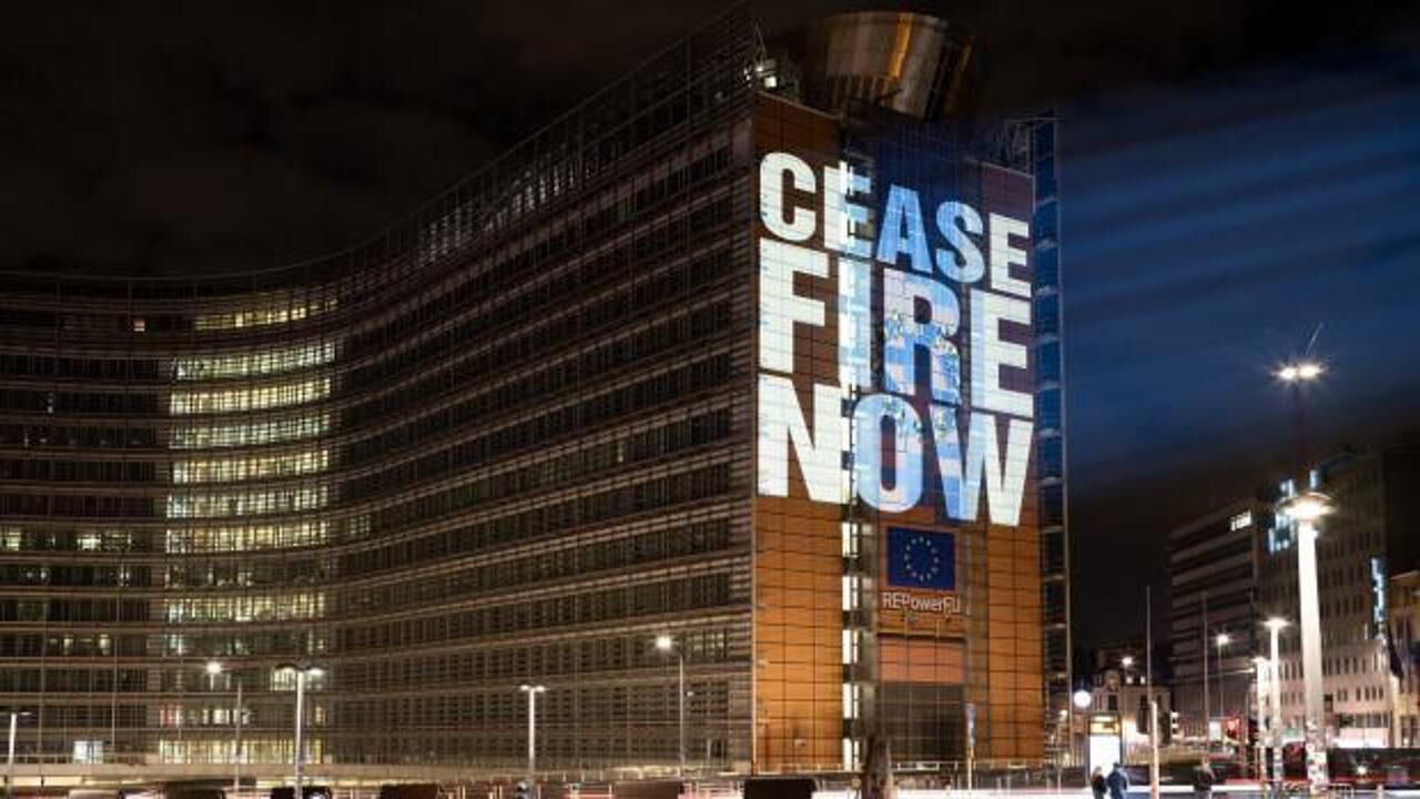 AB binasına Gazze için "ateşkes" görseli yansıtıldı