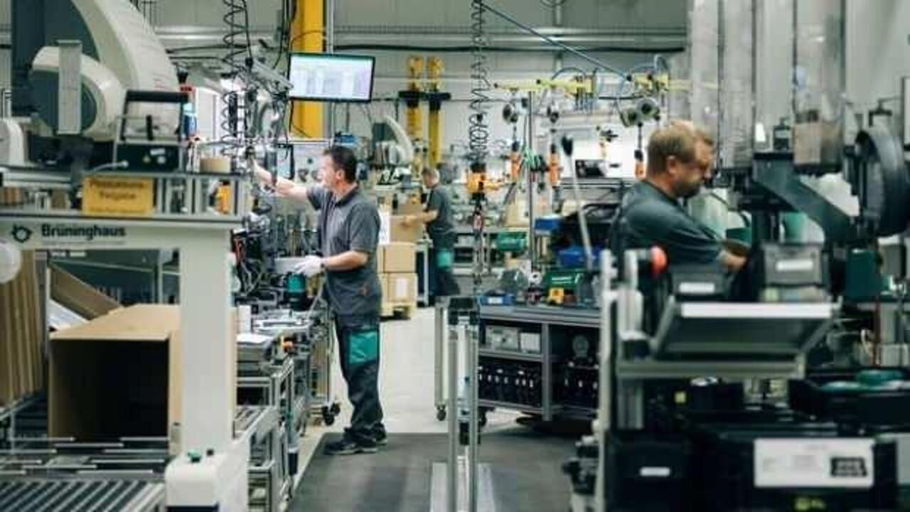 Almanya'da fabrika siparişleri düşüş beklenirken arttı