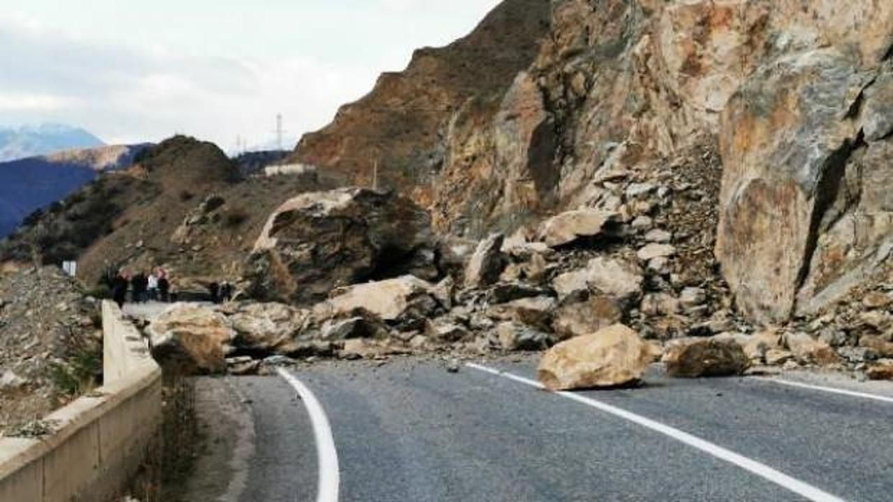 Artvin'de heyelan; kayalar kara yoluna düştü