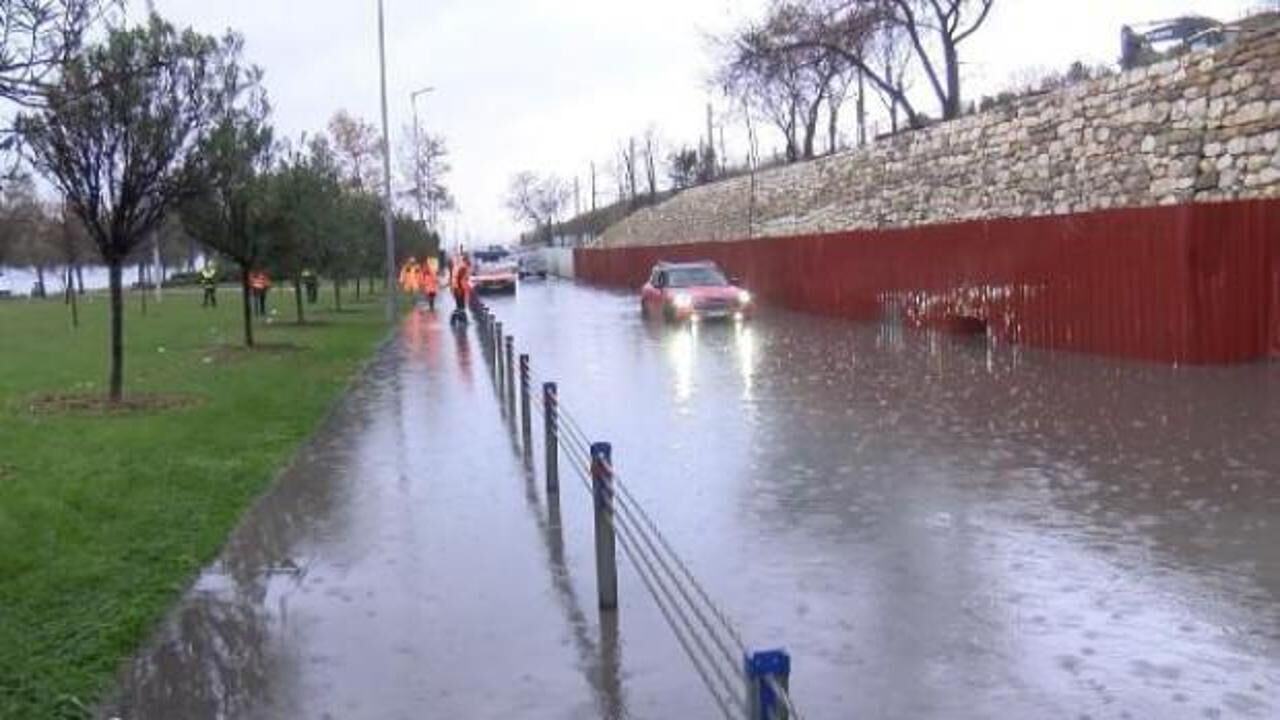 Bakırköy'de sahil yolunu su bastı, 3 araç mahsur kaldı