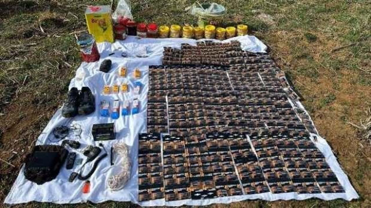 Bitlis kırsalında PKK'lı teröristlere ati yaşam malzemesi ele geçirildi