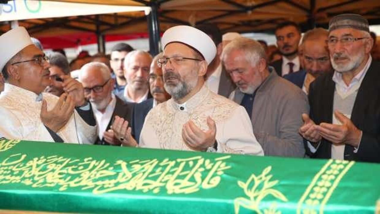 Diyanet İşleri Başkanı Erbaş'ın annesinin cenazesi defnedildi