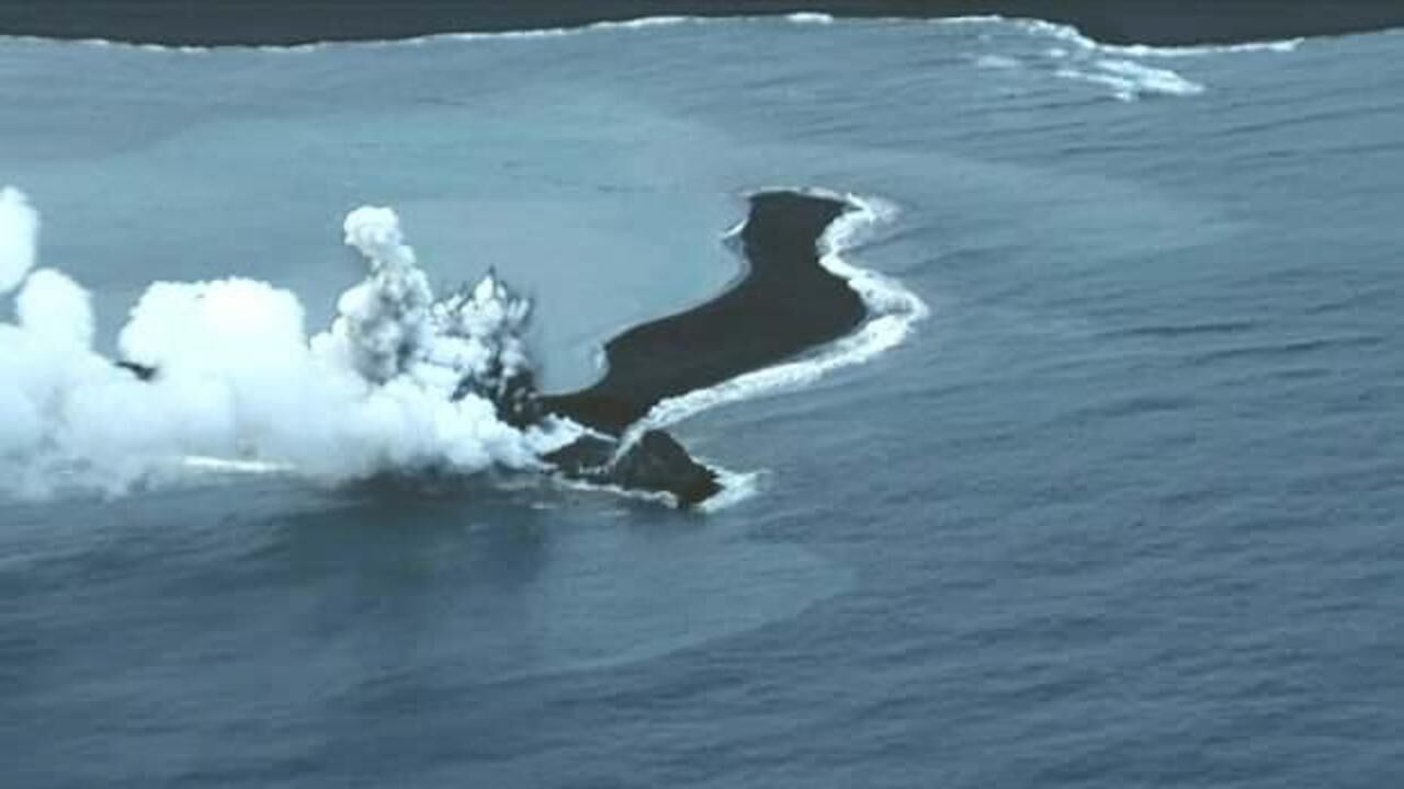 Japonya'da patlayan volkanda kaya parçaları yüzlerce metreye ulaştı