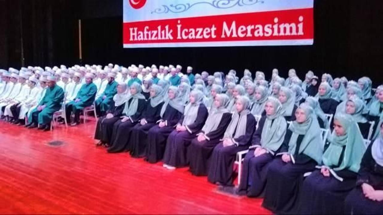 Niğde'de anlamlı merasim: 151 hafız icazetle taç giydi
