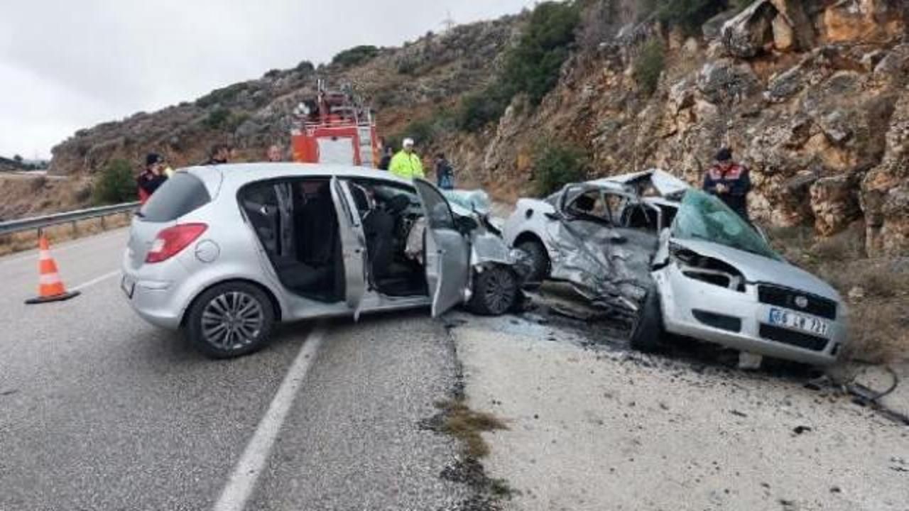 Otomobiller çarpıştı; 1 ölü, başhekim ile 3 sağlıkçı yaralı