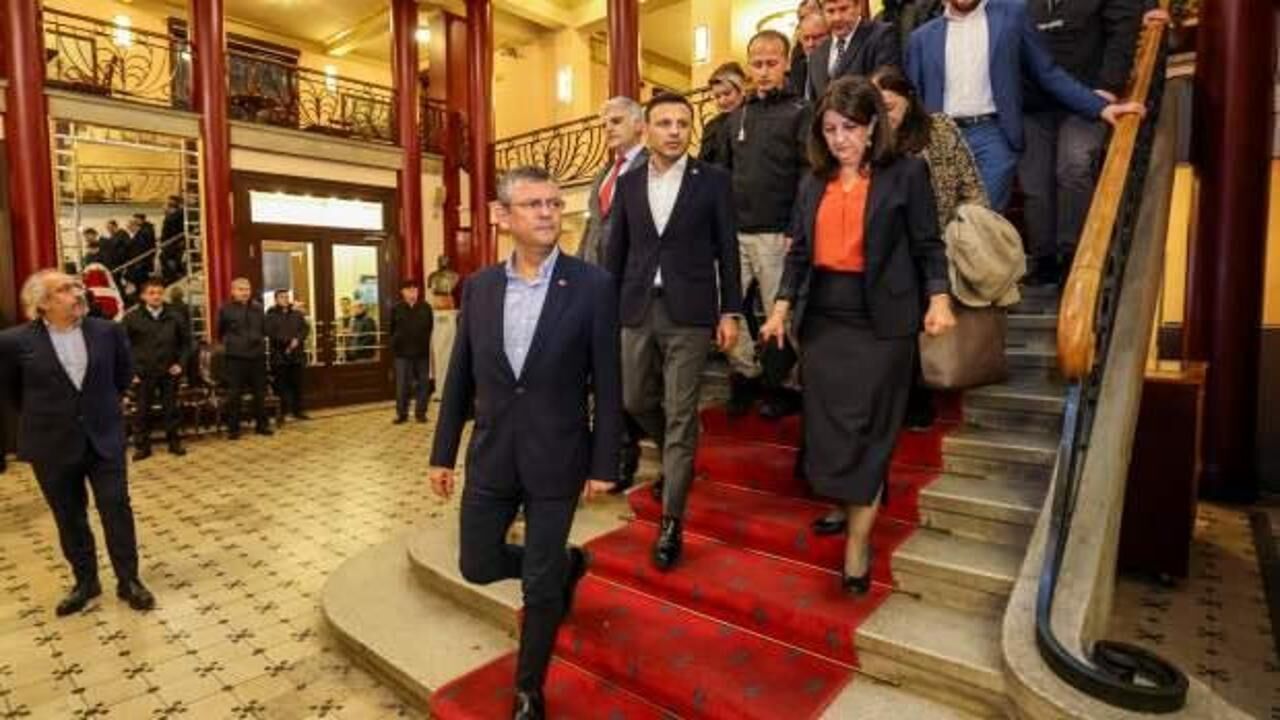 Özgür Özel, HEDEP'li Pervin Buldan ile operaya katıldı