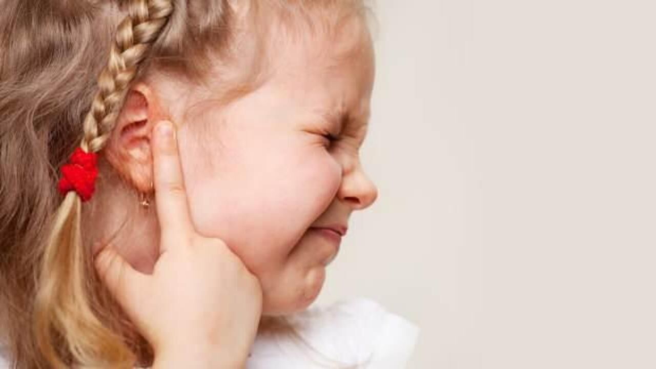 Tedavi edilmezse işitme kaybına kadar götürüyor! Kulakta sıvı birikmesine dikkat…