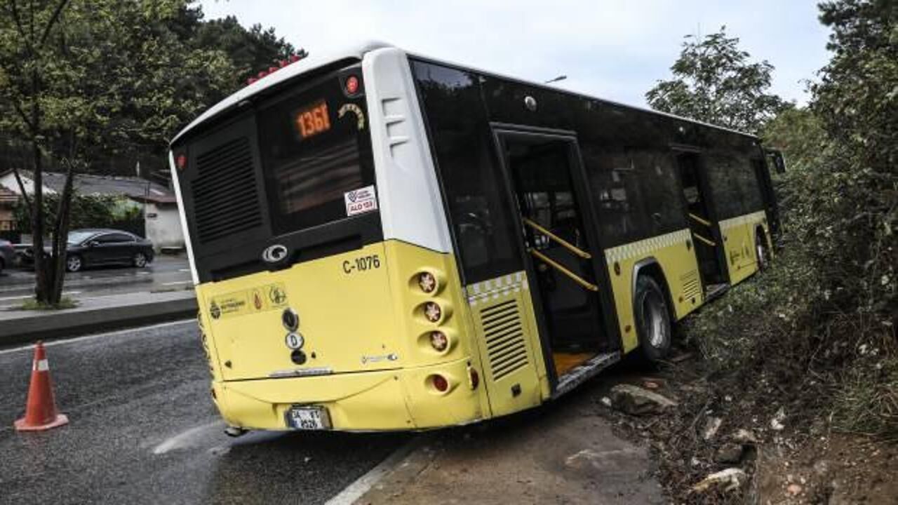 Ümraniye'de virajı alamayan özel halk otobüsü kaldırıma çıktı