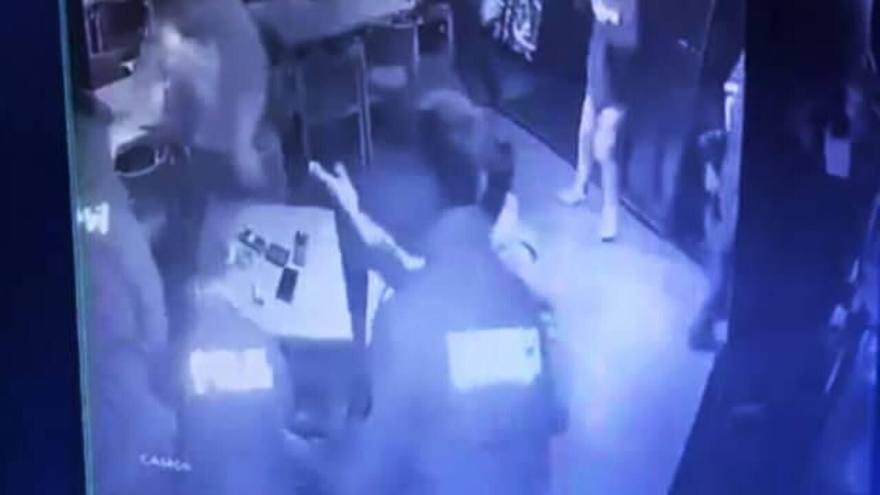 Bayrampaşa'da kafe çalışanlarından polise saldırı: 2 polis, 1 bekçi yaralandı