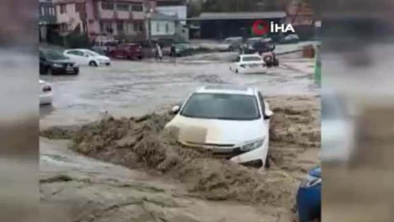 Çanakkale’de dere taştı, araçlar sular altında kaldı